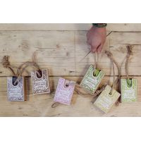 Agnes en Cat - Zeep aan een Touwtje - Geperste Pioenrozen